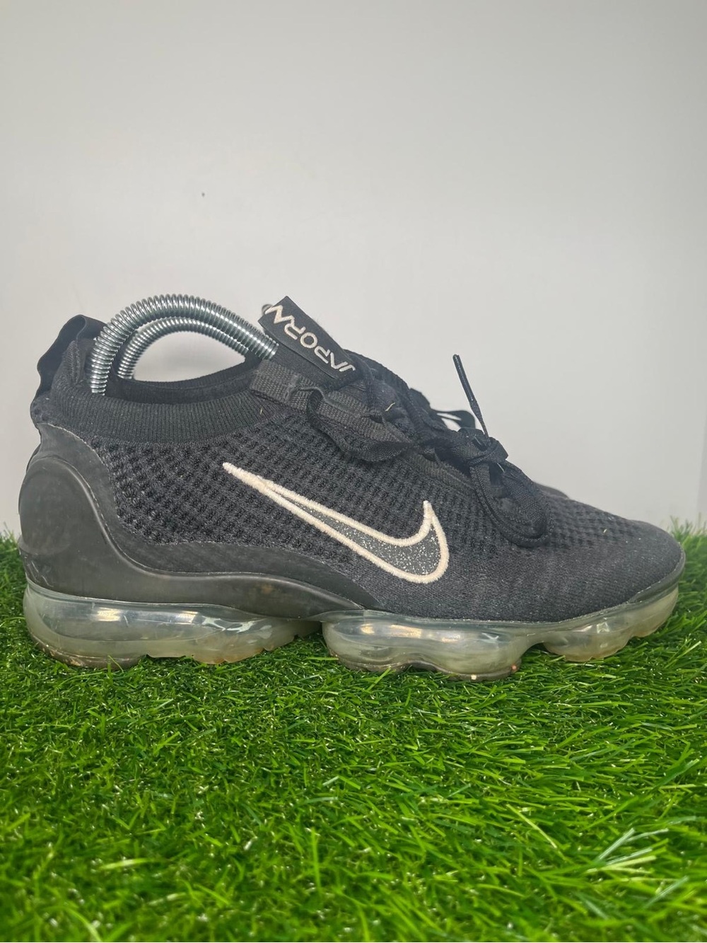 Nike Air VaporMax Flyknit Women’s Size 10 Black White Running Shoes Sneakers - Picture 3 of 8